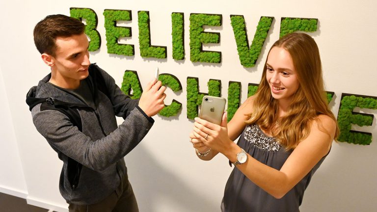IHK Magazin Auf neuen Wegen-Ausbildung im Wandel Einstieg