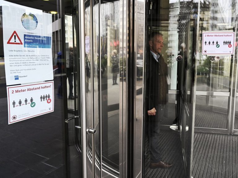 Die IHK Düsseldorf hat für ihre Mitgliedsunternehmen eine Corona-Hotline unter der Rufnummer 0211 3557-666 geschaltet.