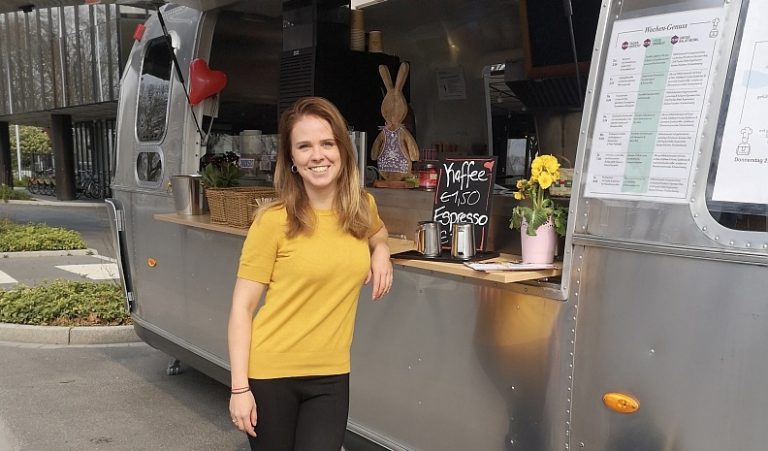 Juniorchefin Carla Stockheim an dem Drive-In, an dem das Unternehmen Stockheim jetzt Gerichte zum Mitnehmen anbietet.