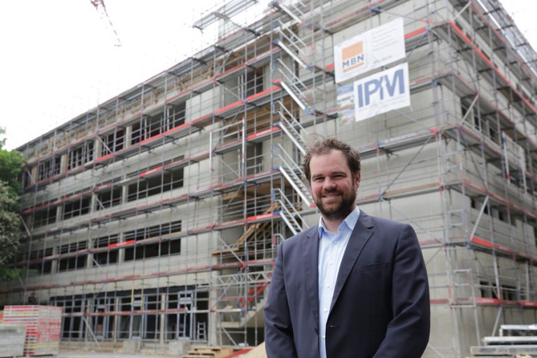 Der Ersatzneubau des Franz-Jürgens-Berufskollegs soll im August 2021 fertig werden.
