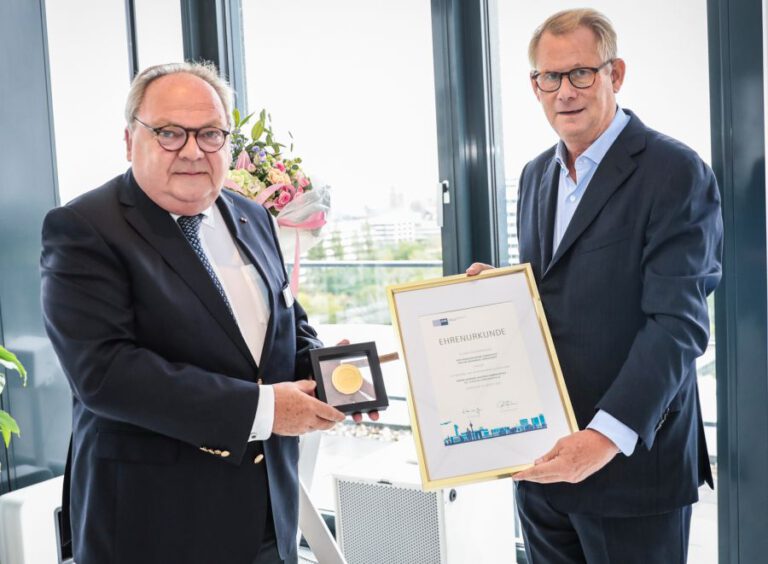 IHK zeichnet Werner Matthias Dornscheidt aus