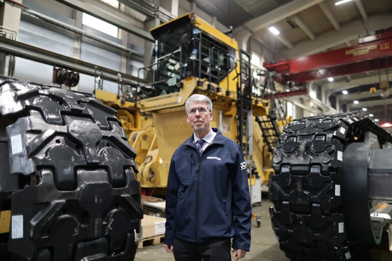 riesige Baumaschinen von Koatsu