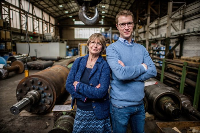 Barbara Rübbelke-Dehnhardt und ihr Sohn, Lukas Rübbelke, freuen sich über 100 Jahre Cetto AG