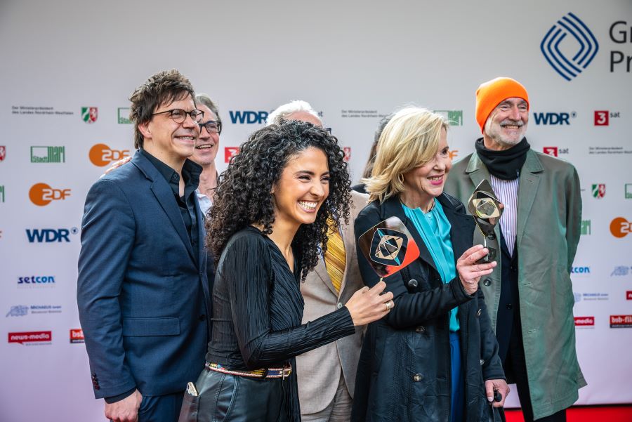 Sie ist bekannt aus der „Sendung mit der Maus“, aus „WestArt“ und „ttt – Titel, Thesen, Temperamente“: Siham El-Maimouni hat die 60. Grimme-Preis-Verleihung moderiert – und durfte sich selbst auszeichnen.