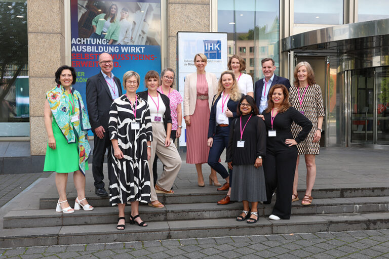 Beim 12. Frauen-Wirtschaftsforum der IHK Düsseldorf und des Kompetenzzentrums Frau und Beruf diskutierten die Teilnehmenden, auf welche Weise Hürden überwunden werden können, damit Potenziale voll ausgeschöpft werden.