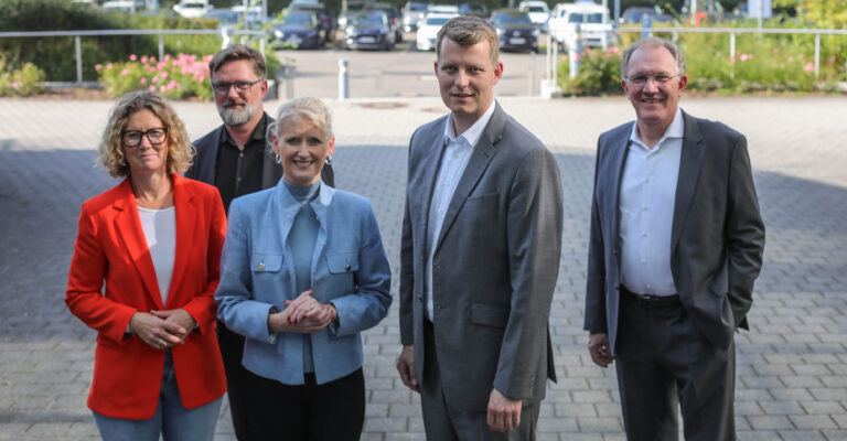 Zu Besuch bei Lhoist Germany Rheinkalk: Marion Hörsken, Dr. Martin Volmer, Senior Manager CO2-Transformation bei Lhoist, Lhoist-Geschäftsführerin Alexia Spieler, IHK Gregor Berghausen, Henning Höne, Landesvorsitzender der FDP NRW, IHK-Hauptgeschäftsführer (v.l.)
