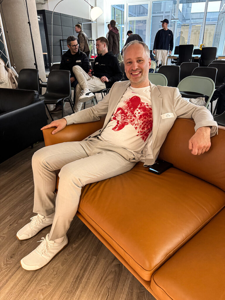 Nach dem Erfolg im Vorjahr ging die Start-up Fuck-up-Night in Düsseldorf am 10. April in die zweite Runde. Gründerinnen und Gründer berichteten offen von Fehlentscheidungen, Rückschlägen und Neuanfängen – und zeigen damit, dass Scheitern kein Tabu ist.