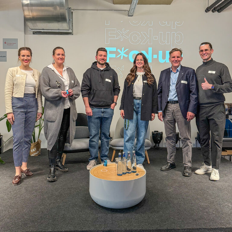 Nach dem Erfolg im Vorjahr ging die Start-up Fuck-up-Night in Düsseldorf am 10. April in die zweite Runde. Gründerinnen und Gründer berichteten offen von Fehlentscheidungen, Rückschlägen und Neuanfängen – und zeigen damit, dass Scheitern kein Tabu ist.