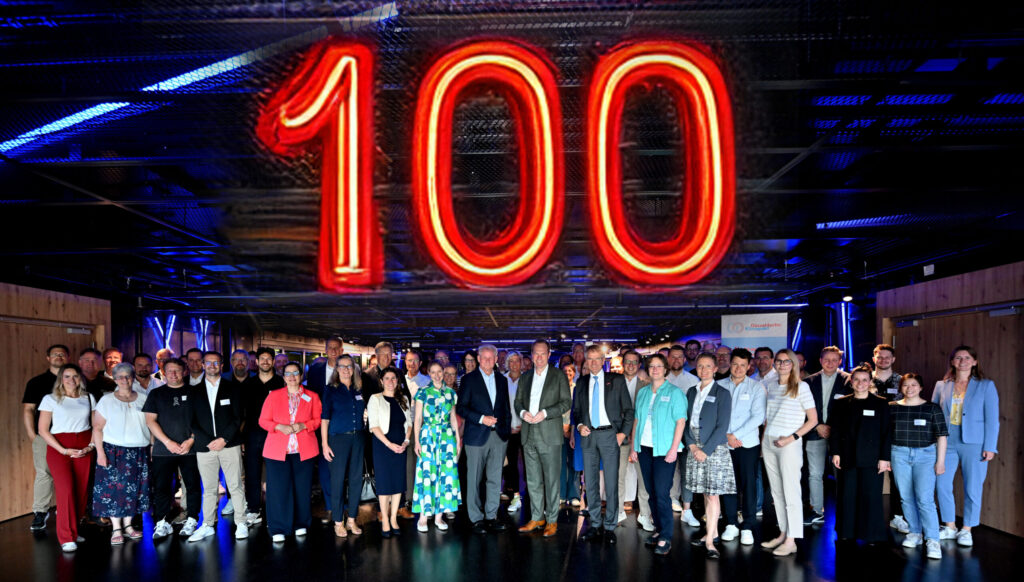 Unter dem Motto „100 Klimapartner – Meilensteine feiern, Zukunft gestalten“ kamen Anfang Juli 2025 die Mitglieder des Düsseldorfer Klimapakts mit der Wirtschaft zum achten Netzwerktreffen in der Merkur Spiel-Arena zusammen.