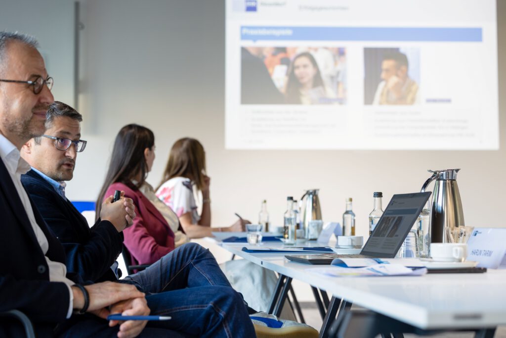 Auf Sommertour durch NRW war Ministerin Josefine Paul zu Gast bei der IHK Düsseldorf. Dort zeigten Willkommens- und Übergangslotsen, wie Geflüchtete und Jugendliche erfolgreich in Ausbildung und Arbeit finden und Betriebe dringend benötigte Fachkräfte gewinnen.