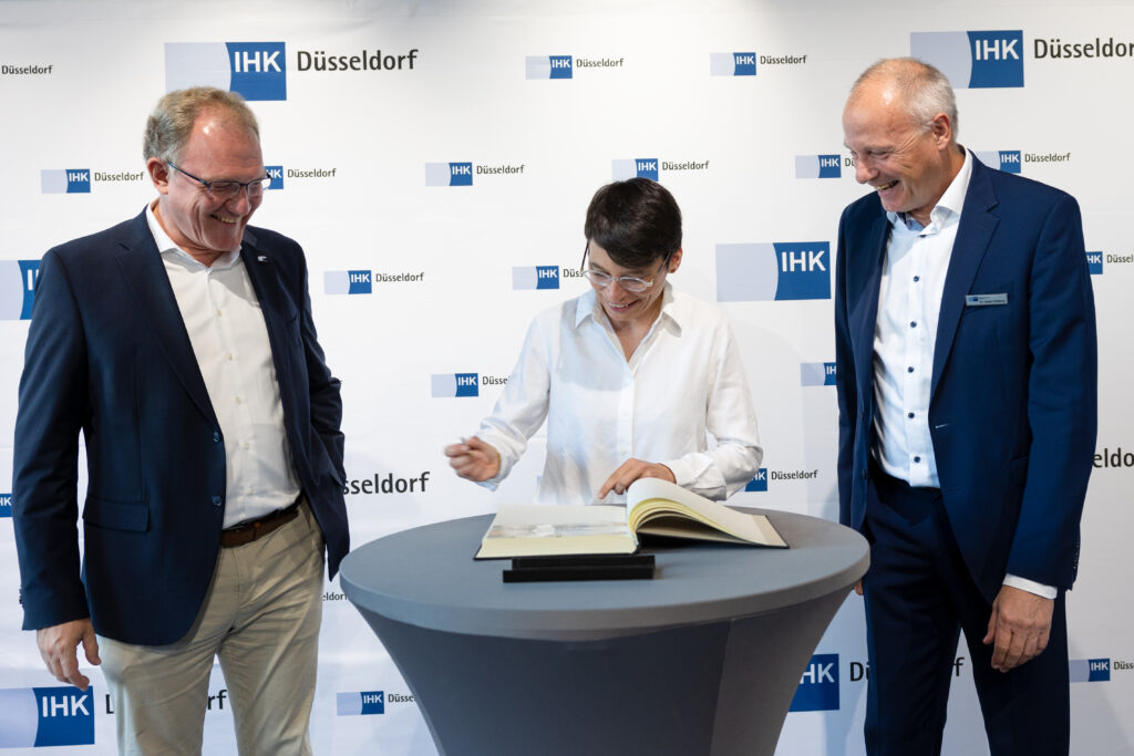 Auf Sommertour durch NRW war Ministerin Josefine Paul zu Gast bei der IHK Düsseldorf. Dort zeigten Willkommens- und Übergangslotsen, wie Geflüchtete und Jugendliche erfolgreich in Ausbildung und Arbeit finden und Betriebe dringend benötigte Fachkräfte gewinnen.