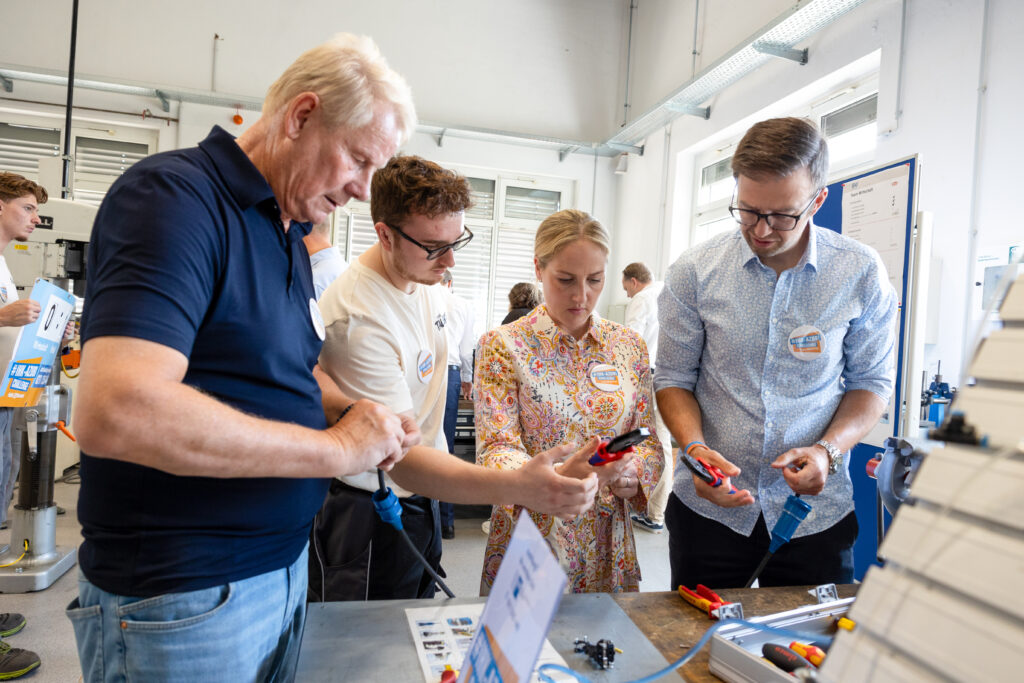 Beim zweiten Sommer-Show-Wettkampf verwandelte sich die Lehrwerkstatt der für die Produktion von Schlössern aller Art bekannten BKS GmbH in Velbert in eine Bühne für die Azubi-Challenge.