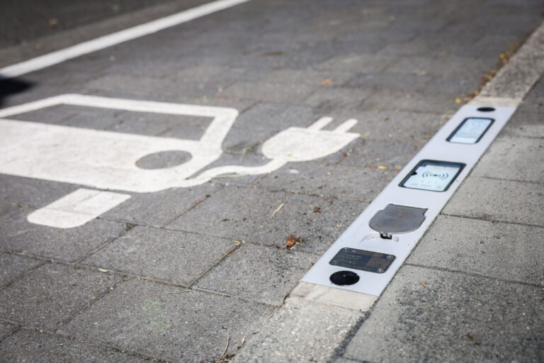 Zehn Jahre nach der ersten öffentlichen E-Ladesäule nehmen die Stadtwerke Düsseldorf nun die ersten seriell gefertigten Ladebordsteine in Betrieb.
