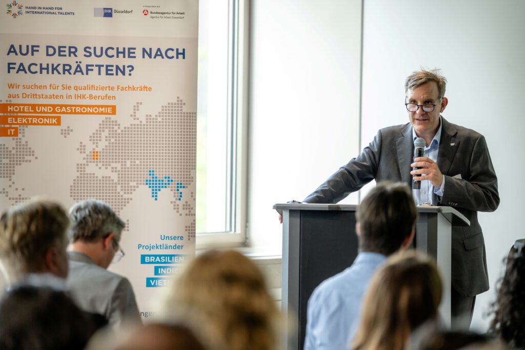 Düsseldorf gewinnt Fachkräfte: Projekt Hand in Hand for International Talents erleichtert Rekrutierung und Integration.