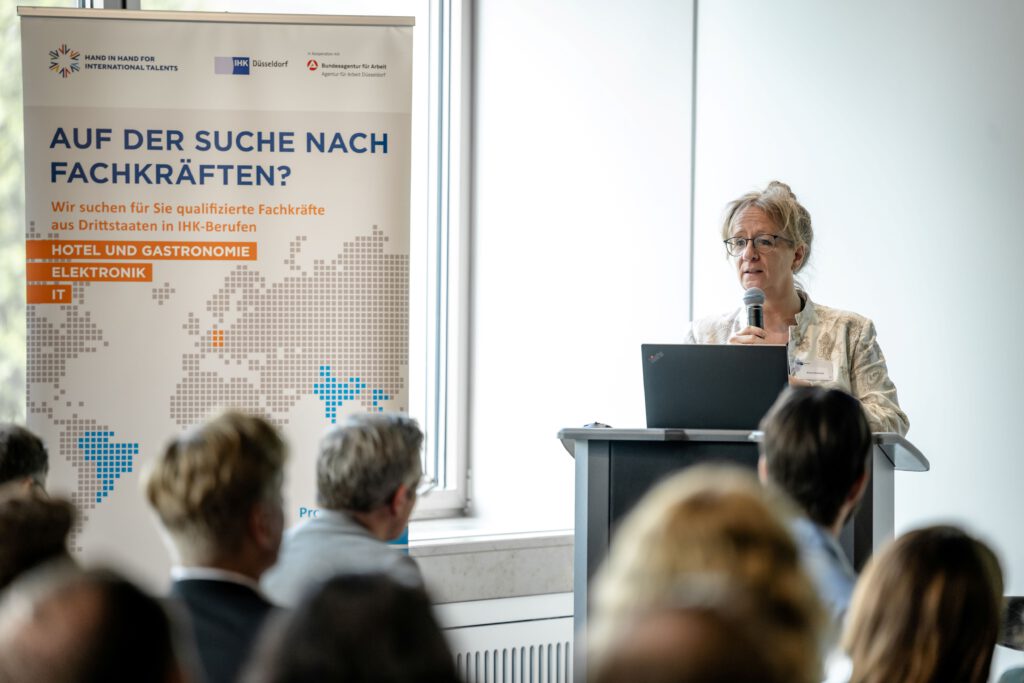 Düsseldorf gewinnt Fachkräfte: Projekt Hand in Hand for International Talents erleichtert Rekrutierung und Integration.