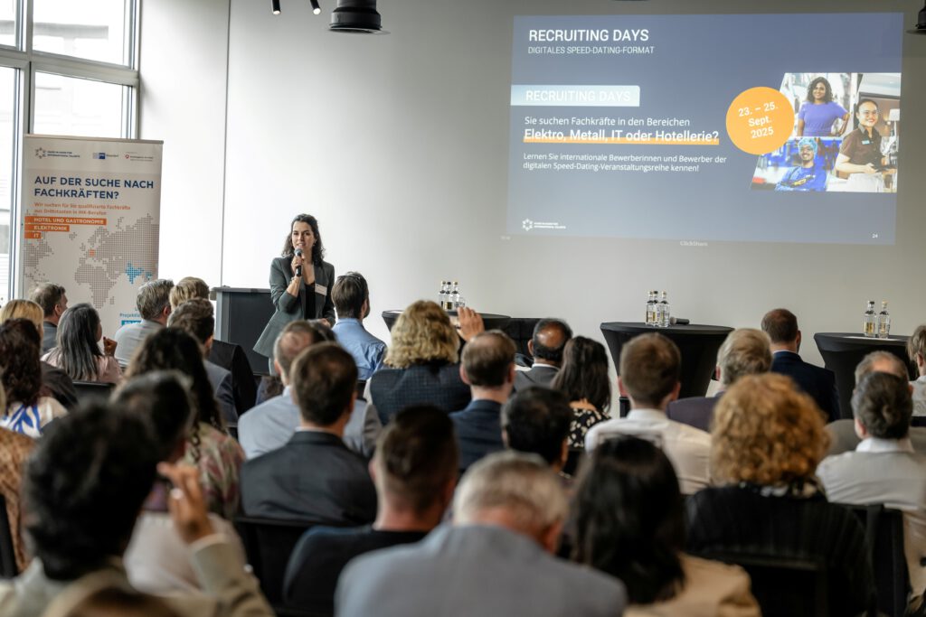 Düsseldorf gewinnt Fachkräfte: Projekt Hand in Hand for International Talents erleichtert Rekrutierung und Integration.