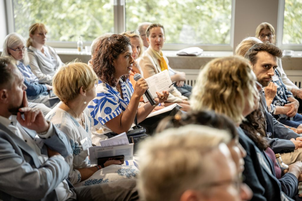 Düsseldorf gewinnt Fachkräfte: Projekt Hand in Hand for International Talents erleichtert Rekrutierung und Integration.