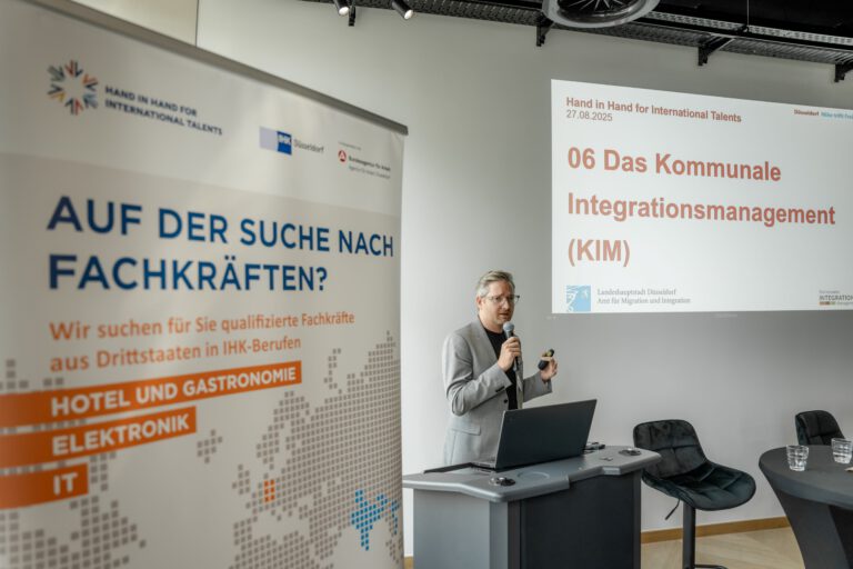 Düsseldorf gewinnt Fachkräfte: Projekt Hand in Hand for International Talents erleichtert Rekrutierung und Integration.
