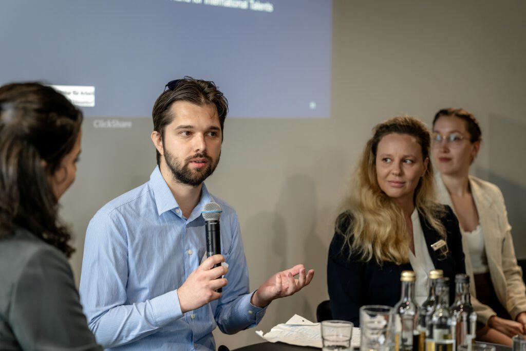 Düsseldorf gewinnt Fachkräfte: Projekt Hand in Hand for International Talents erleichtert Rekrutierung und Integration.