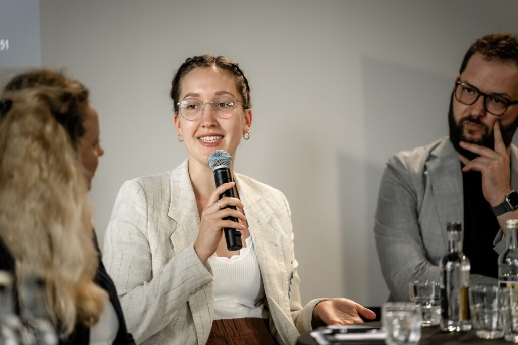 Düsseldorf gewinnt Fachkräfte: Projekt Hand in Hand for International Talents erleichtert Rekrutierung und Integration.