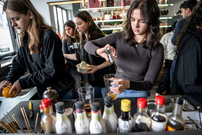 Beim Kulinarik-Festival „Chefs in Town – Düsseldorf kocht auf“ besuchten der Sternekoch Stefan Marquard und die preisgekrönte Bartenderin Linh Nguyen das Albrecht-Dürer-Berufskolleg, um gemeinsam mit Auszubildenden zu kochen und Drinks zu mixen