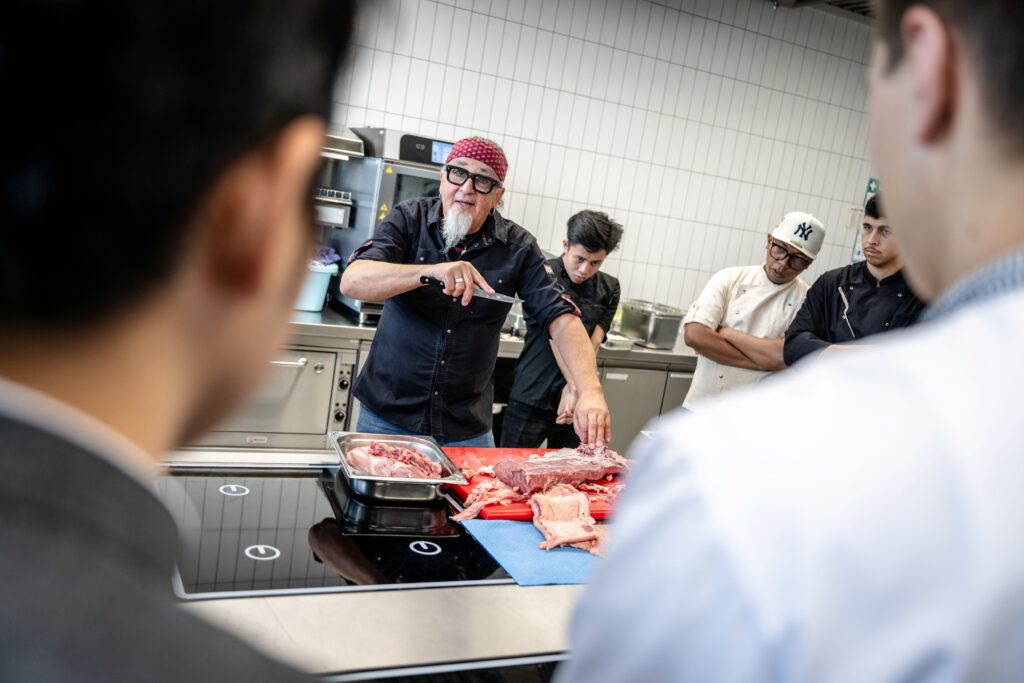 Beim Kulinarik-Festival „Chefs in Town – Düsseldorf kocht auf“ besuchten der Sternekoch Stefan Marquard und die preisgekrönte Bartenderin Linh Nguyen das Albrecht-Dürer-Berufskolleg, um gemeinsam mit Auszubildenden zu kochen und Drinks zu mixen