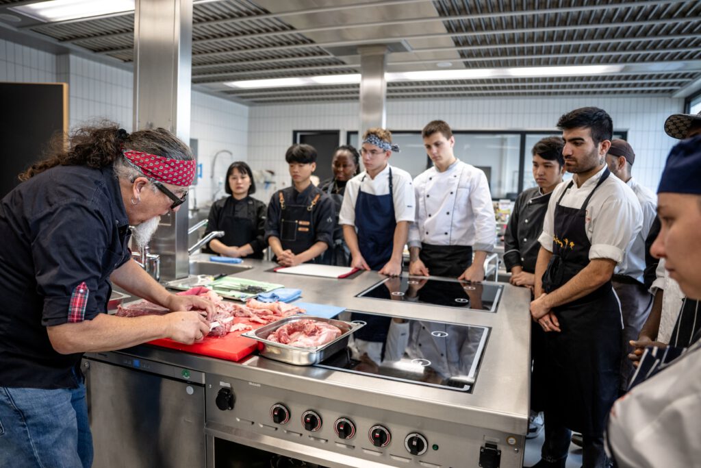 Beim Kulinarik-Festival „Chefs in Town – Düsseldorf kocht auf“ besuchten der Sternekoch Stefan Marquard und die preisgekrönte Bartenderin Linh Nguyen das Albrecht-Dürer-Berufskolleg, um gemeinsam mit Auszubildenden zu kochen und Drinks zu mixen