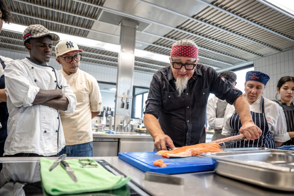 Beim Kulinarik-Festival „Chefs in Town – Düsseldorf kocht auf“ besuchten der Sternekoch Stefan Marquard und die preisgekrönte Bartenderin Linh Nguyen das Albrecht-Dürer-Berufskolleg, um gemeinsam mit Auszubildenden zu kochen und Drinks zu mixen