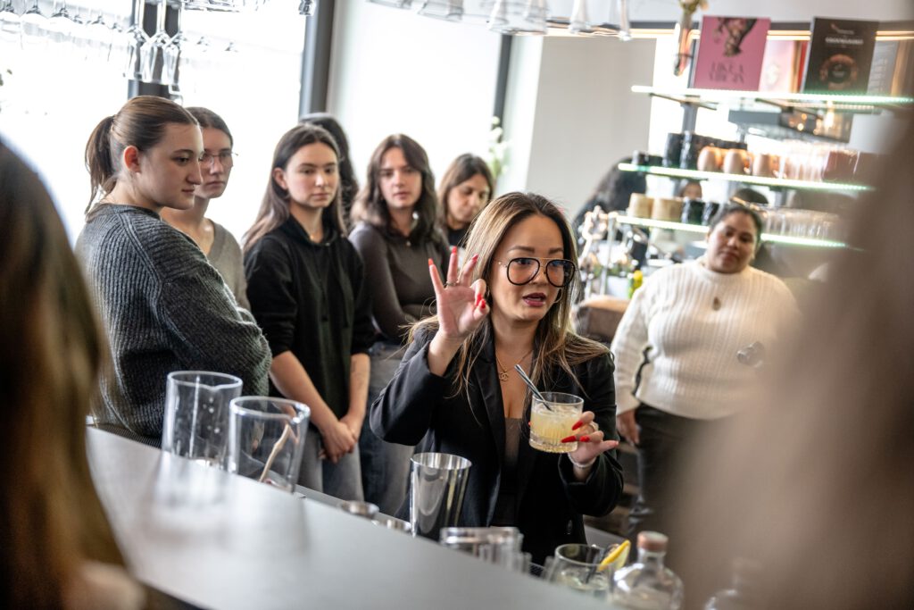 Beim Kulinarik-Festival „Chefs in Town – Düsseldorf kocht auf“ besuchten der Sternekoch Stefan Marquard und die preisgekrönte Bartenderin Linh Nguyen das Albrecht-Dürer-Berufskolleg, um gemeinsam mit Auszubildenden zu kochen und Drinks zu mixen