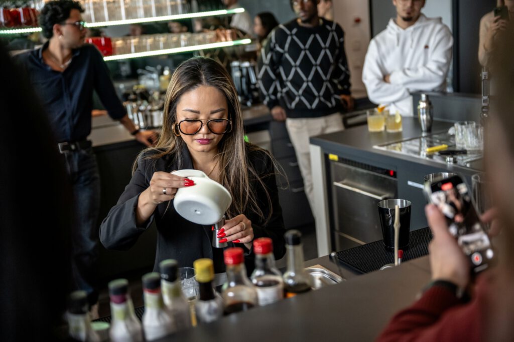 Beim Kulinarik-Festival „Chefs in Town – Düsseldorf kocht auf“ besuchten der Sternekoch Stefan Marquard und die preisgekrönte Bartenderin Linh Nguyen das Albrecht-Dürer-Berufskolleg, um gemeinsam mit Auszubildenden zu kochen und Drinks zu mixen