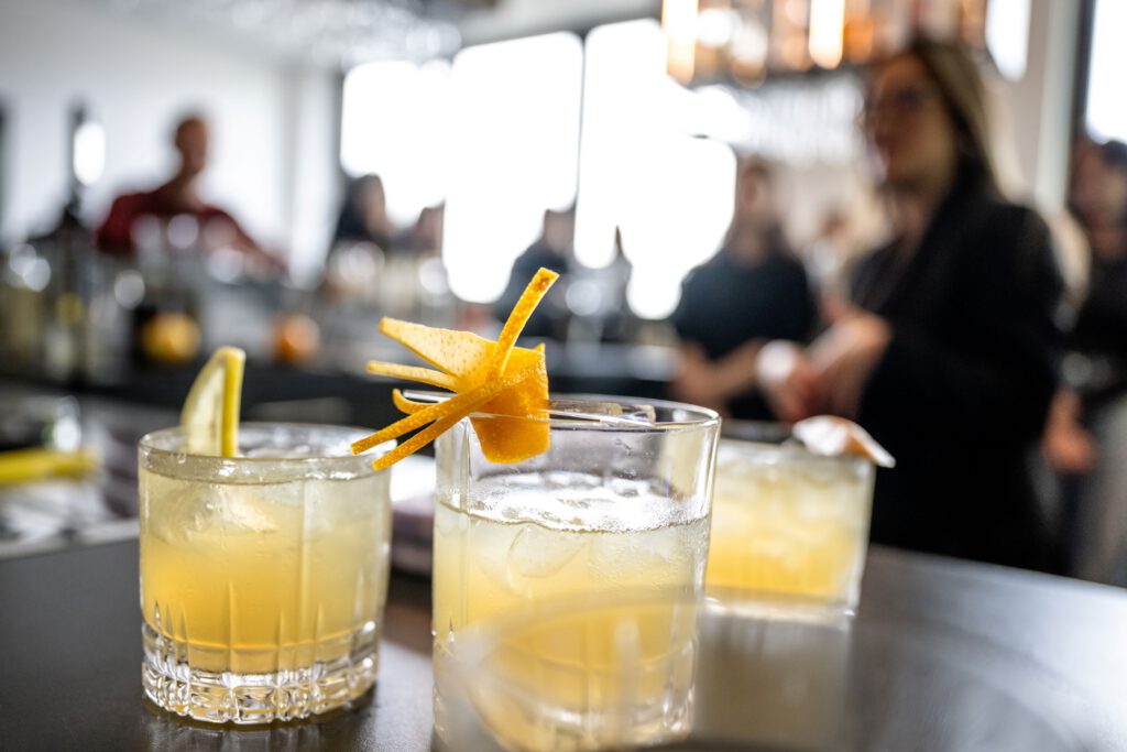 Beim Kulinarik-Festival „Chefs in Town – Düsseldorf kocht auf“ besuchten der Sternekoch Stefan Marquard und die preisgekrönte Bartenderin Linh Nguyen das Albrecht-Dürer-Berufskolleg, um gemeinsam mit Auszubildenden zu kochen und Drinks zu mixen