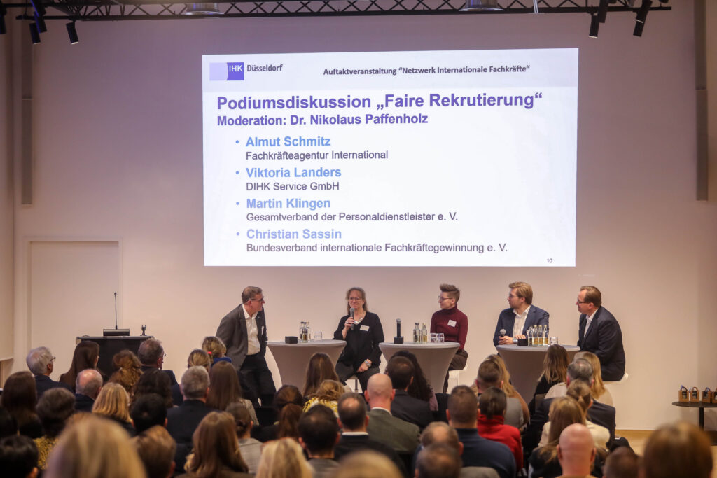 Ein voller Ernst Schneider Saal